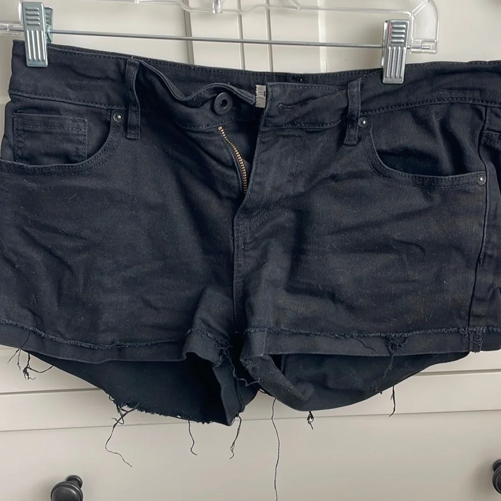Bullhead Women’s Black Denim Cuffed Low Rise Shorts - Size 9 - Picture 1 of 7